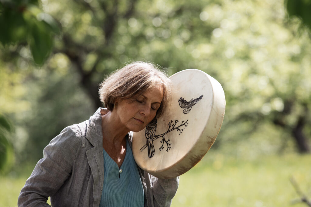 Petra Irana Persy in der Natur mit Trommel.
